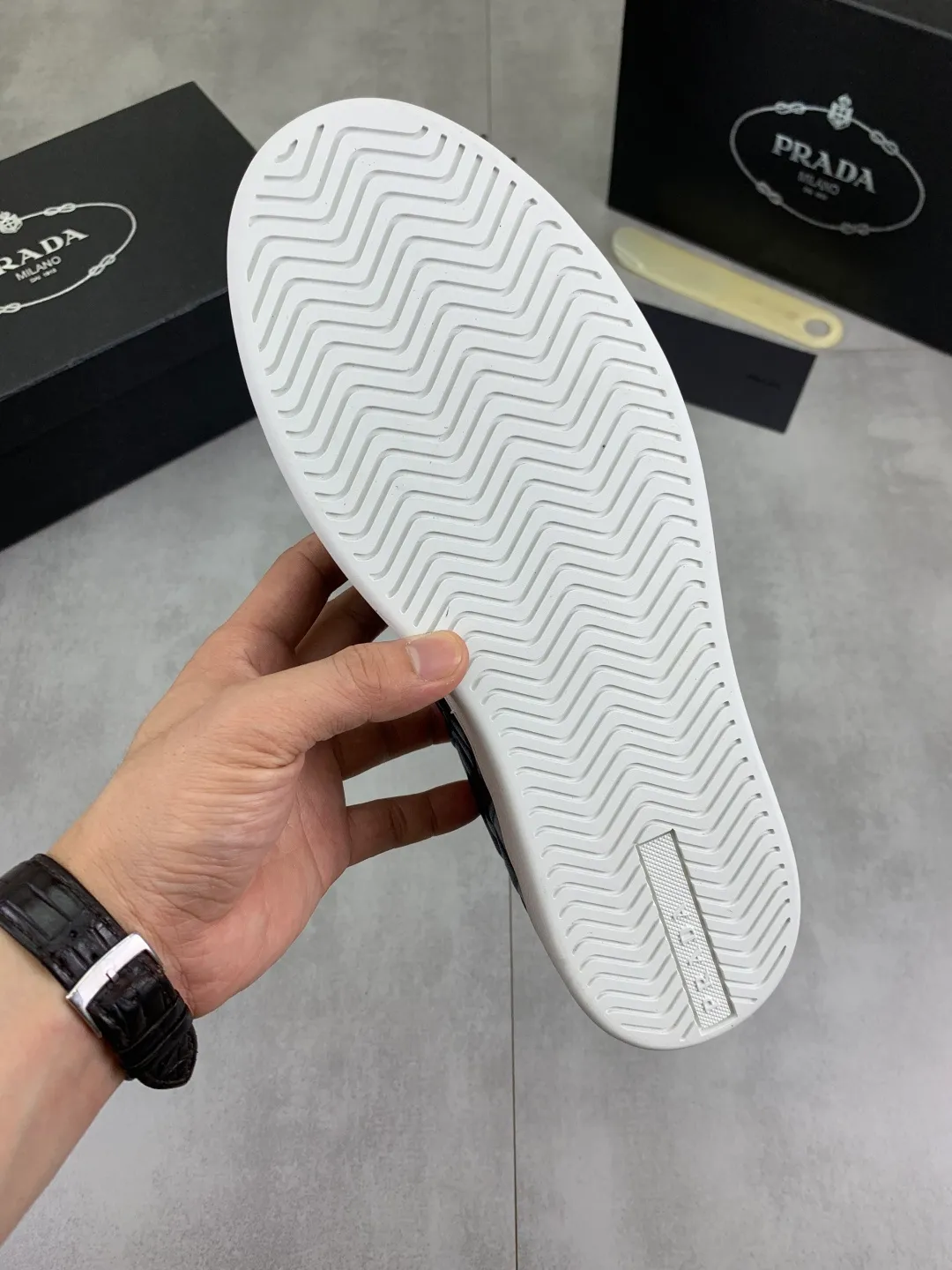 Men's Men's Shoes💰P420💰[New Style] The latest classic model of high-quality PRADA breathable and comfortable men's shoes has been launched on the official website, 1:1 replica, synchronized in Hong Kong, and on the same catwalk; all made of calfskin with breathable mesh fabric ➕Imported soft Soft and comfortable sheepskin lining, 🍡🍡original rubber outsole is non-slip and wear-resistant; comfortable to wear, attractive style, fine workmanship, and simple and neat shoe last, showing a man's courage and toughness, 👍Size: 39-44 2️⃣Color🉑️Choose